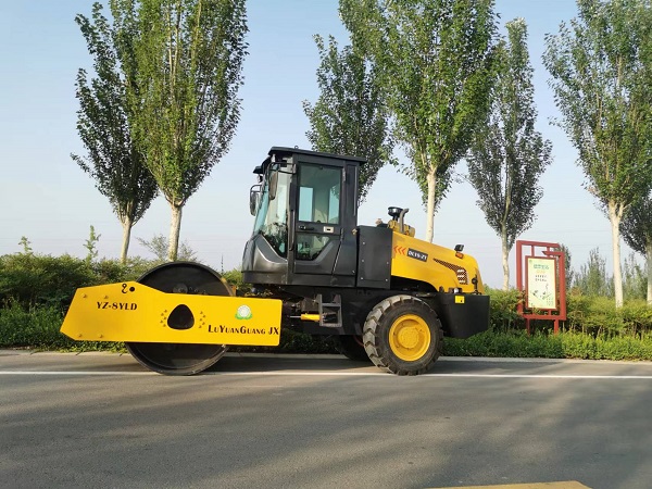 在施工過(guò)程中陜西壓路機(jī)如何適應(yīng)不同土壤的濕度變化？